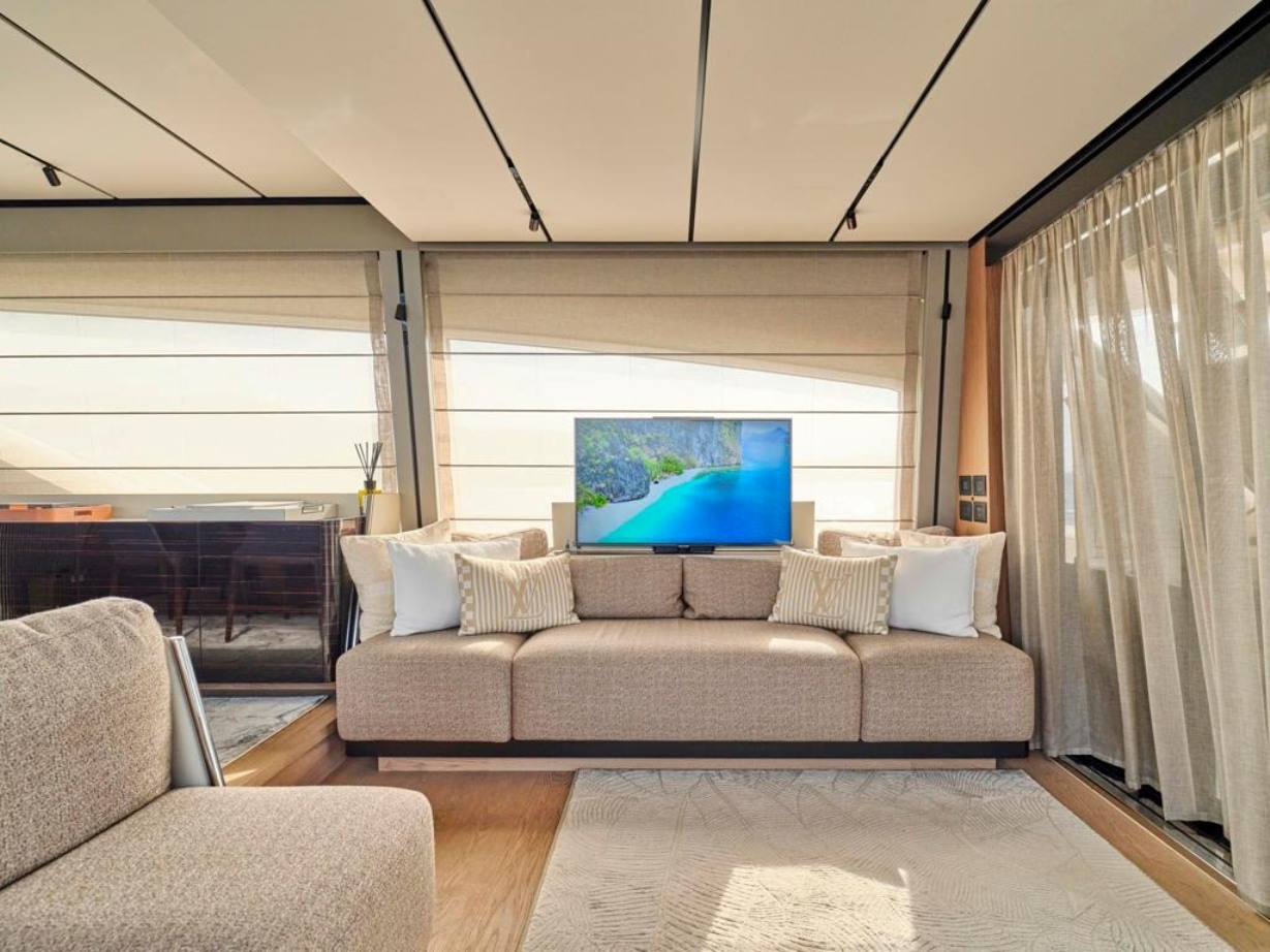 FERRETTI 72 2022
