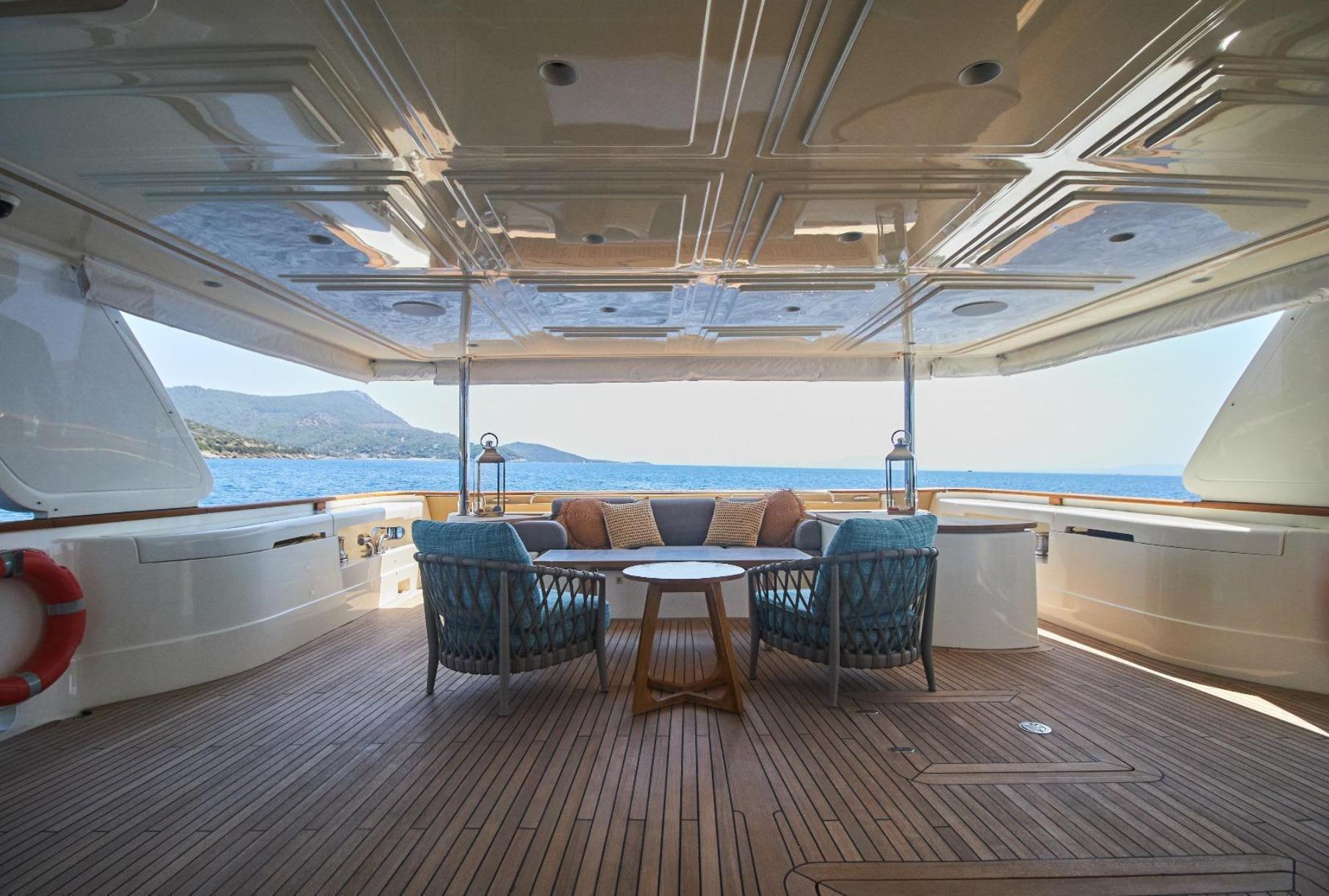 CUSTOM LINE NAVETTA 33 2010