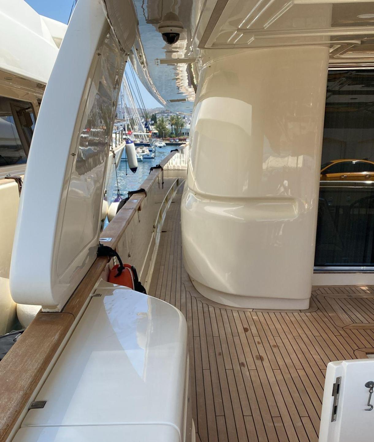 CUSTOM LINE NAVETTA 33 2010