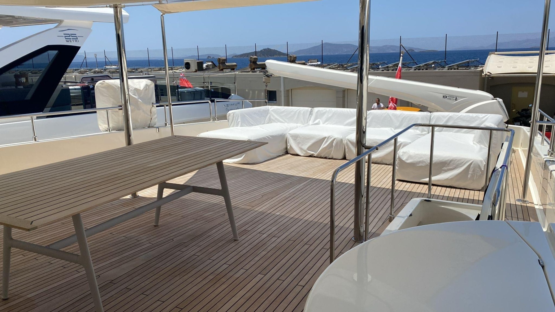 CUSTOM LINE NAVETTA 33 2010