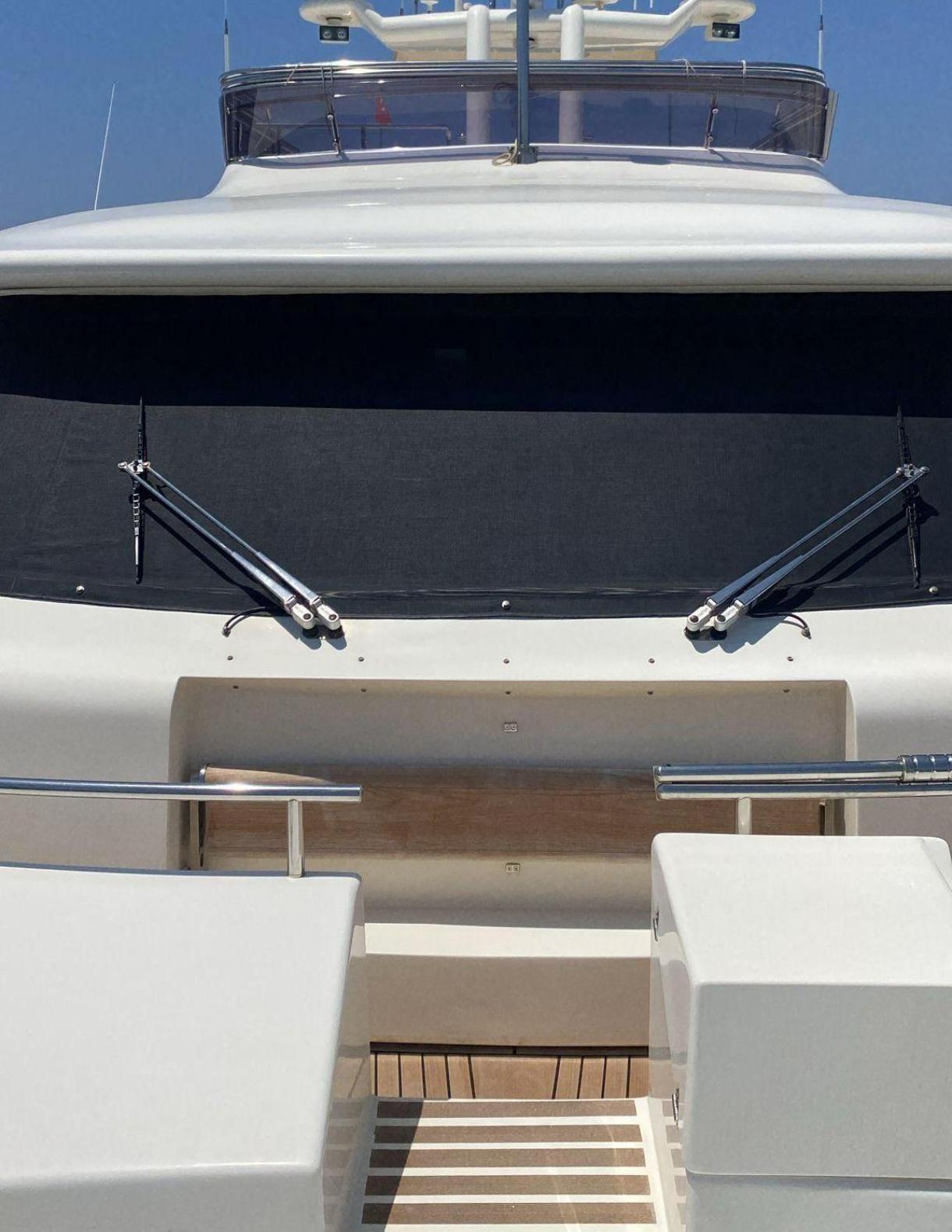 CUSTOM LINE NAVETTA 33 2010