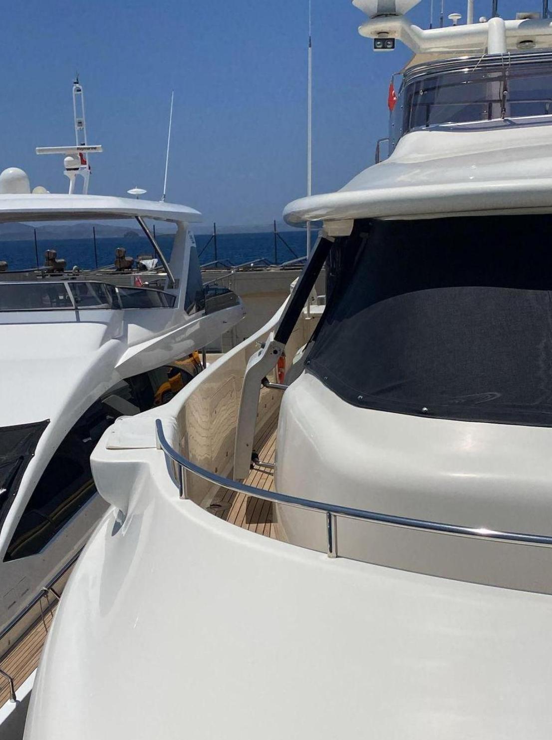 CUSTOM LINE NAVETTA 33 2010