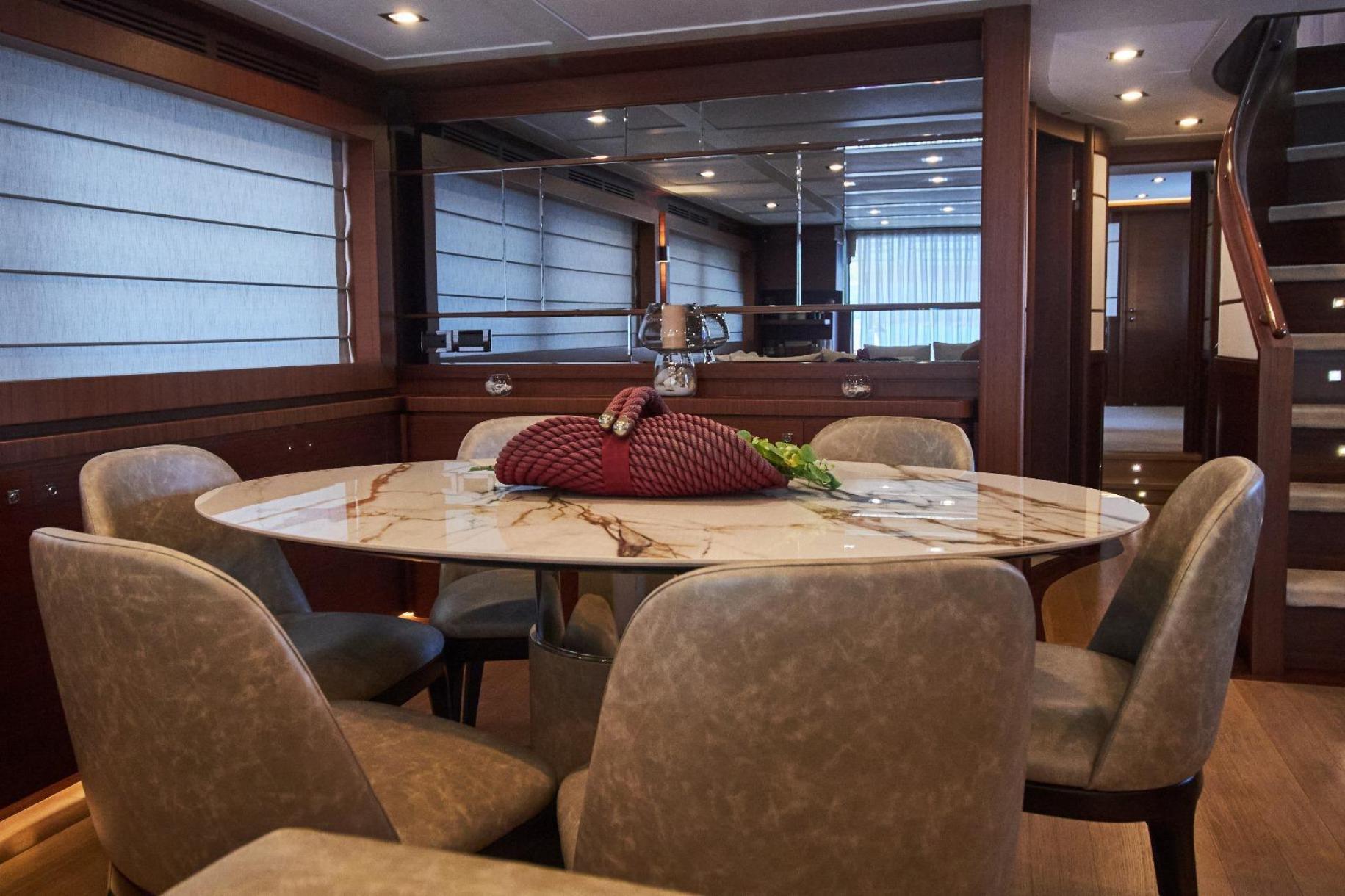 CUSTOM LINE NAVETTA 33 2010