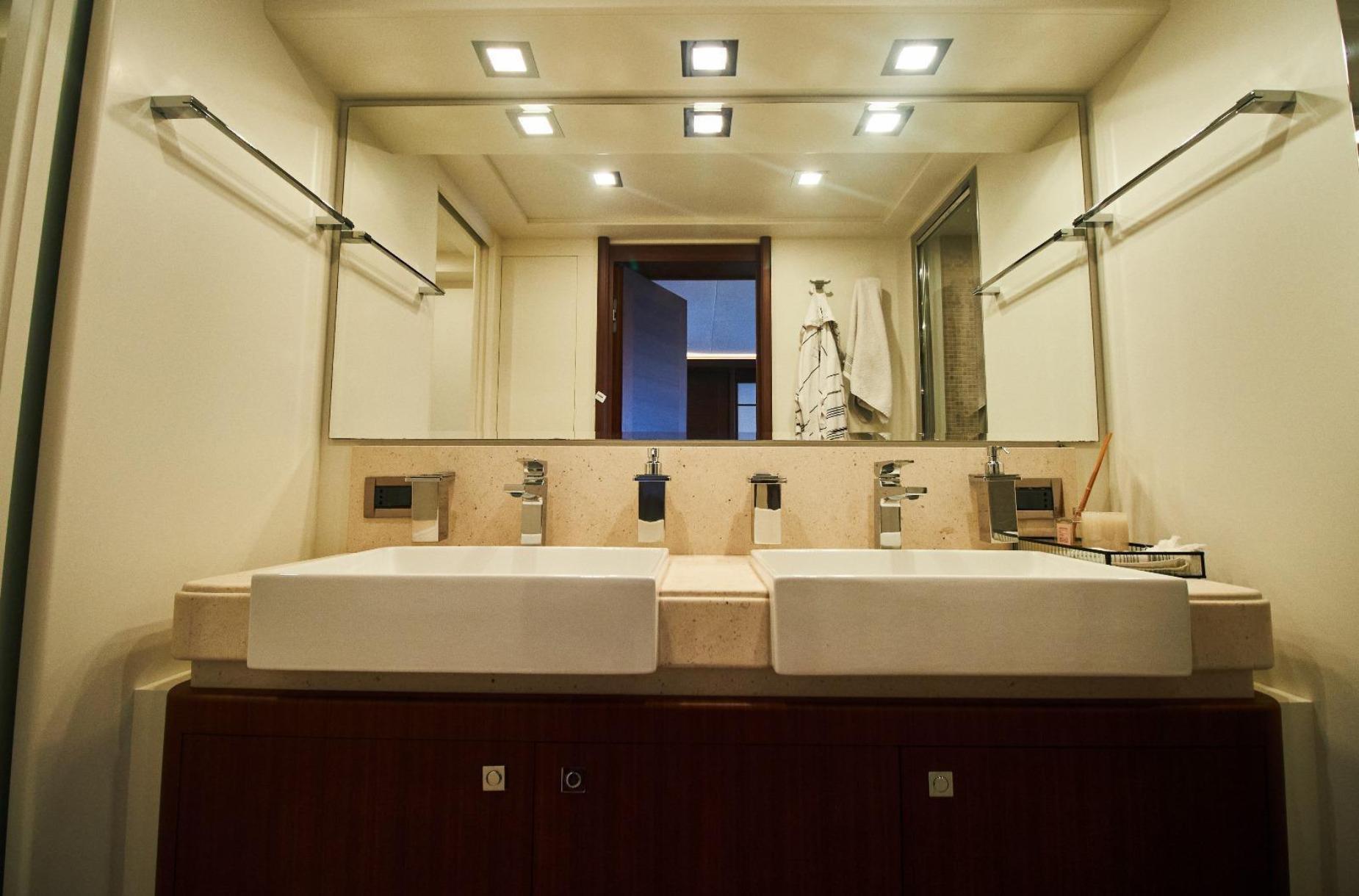 CUSTOM LINE NAVETTA 33 2010