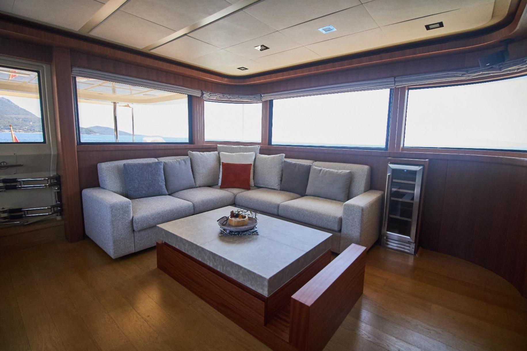 CUSTOM LINE NAVETTA 33 2010