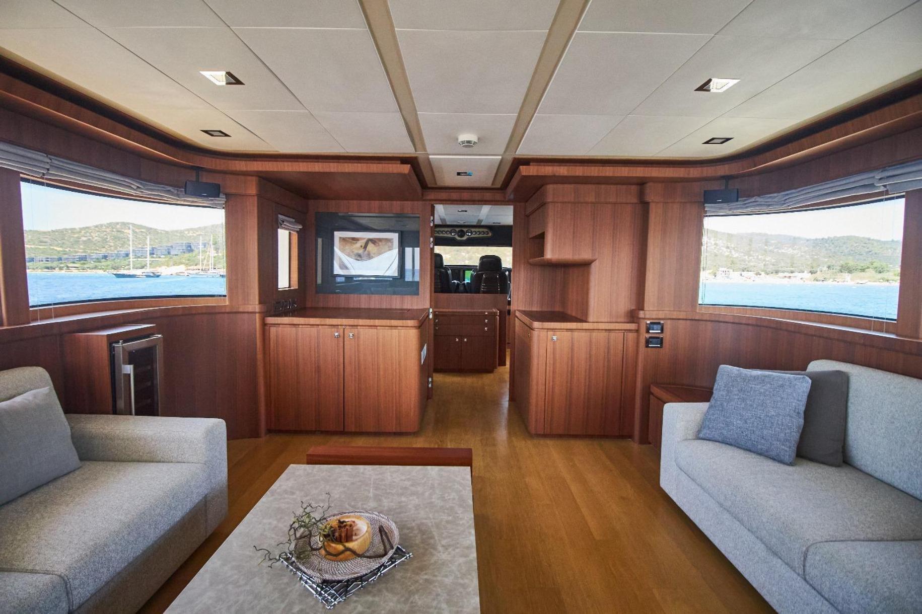 CUSTOM LINE NAVETTA 33 2010