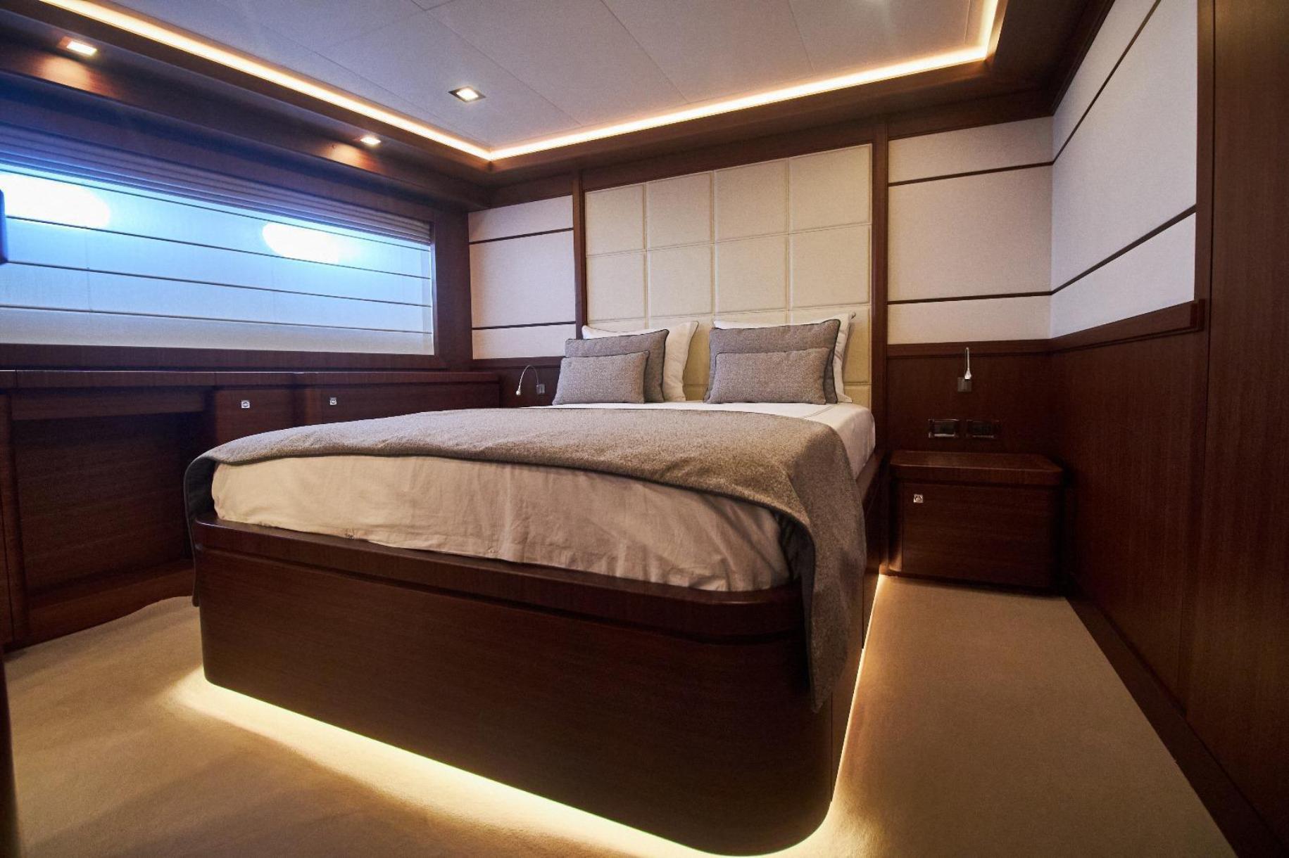 CUSTOM LINE NAVETTA 33 2010