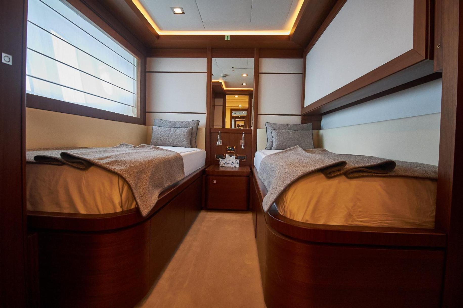CUSTOM LINE NAVETTA 33 2010